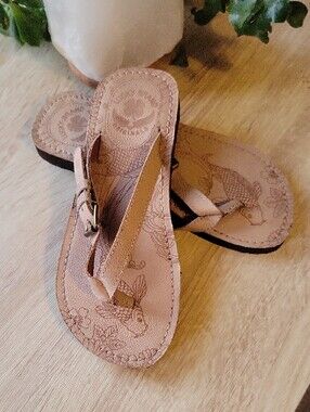 Lucky Brand Tan Leather Thong Sandals with Buckle